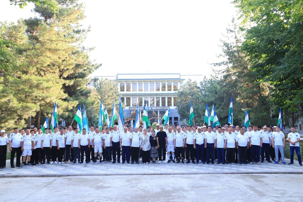 Bir ekran atrofida jam bo‘lgan yuzlab qalblar — yagona maqsad, yagona orzu!