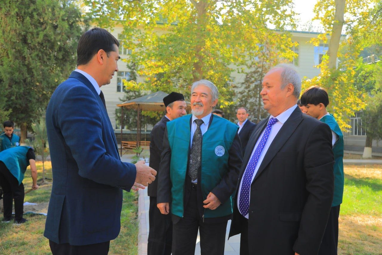 Adiblar universitet bog‘ida daraxt ekishdi